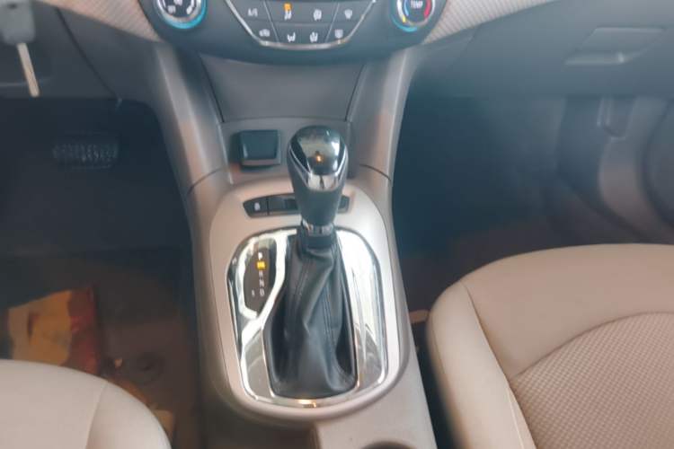 Used Chevrolet Cruze 2016 1.5L Automatic Stylish Sunroof Version Gear Lever