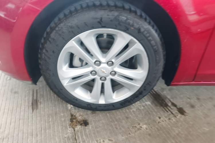 Used Chevrolet Cruze 2016 1.5L Automatic Stylish Sunroof Version Left Front Wheel Hub