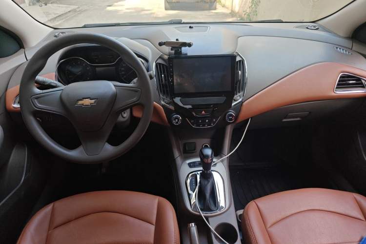 Used Chevrolet Cruze 2016 1.5L Automatic Stylish Sunroof Version Center Console