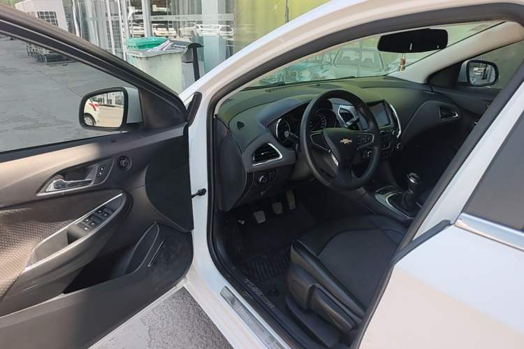 Used Chevrolet Cruze 2016 1.5L Manual Elite Edition Driver Seat