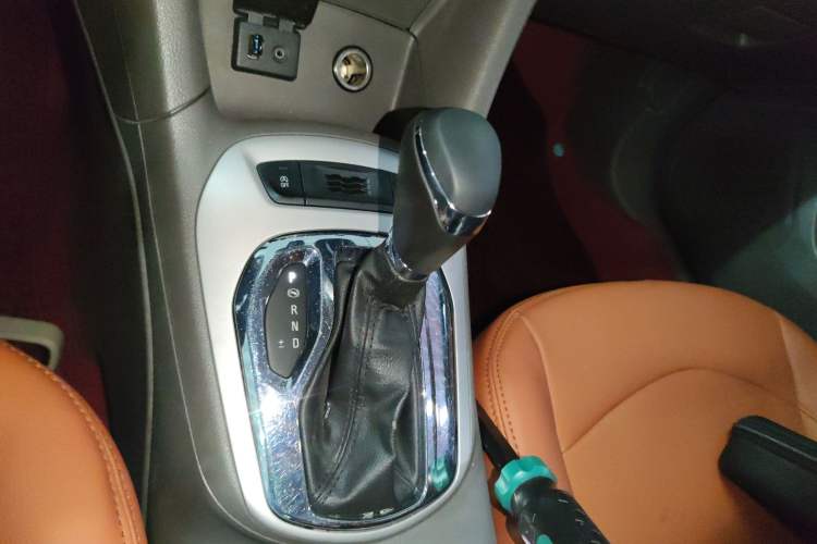 Used Chevrolet Cruze 2016 1.5L Automatic Stylish Sunroof Version Gear Lever