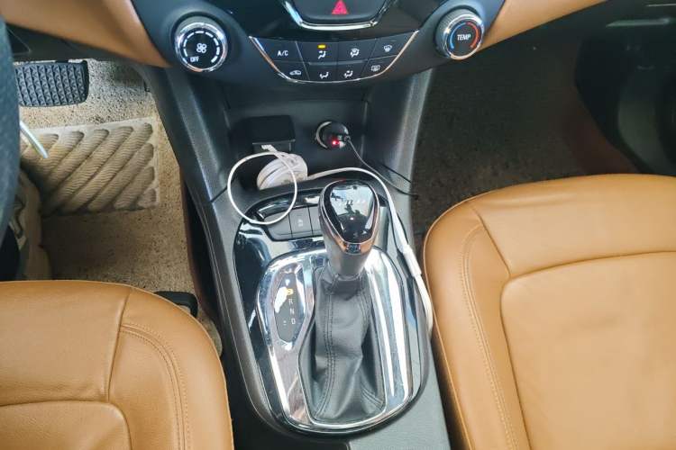 Used Chevrolet Cruze 2016 1.4T DCG Luxury Edition Gear Lever