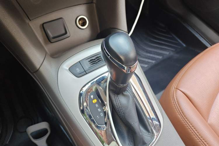 Used Chevrolet Cruze 2016 1.5L Automatic Stylish Sunroof Version Gear Lever