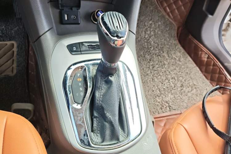 Used Chevrolet Cruze 2016 1.5L Automatic Stylish Sunroof Version Gear Lever
