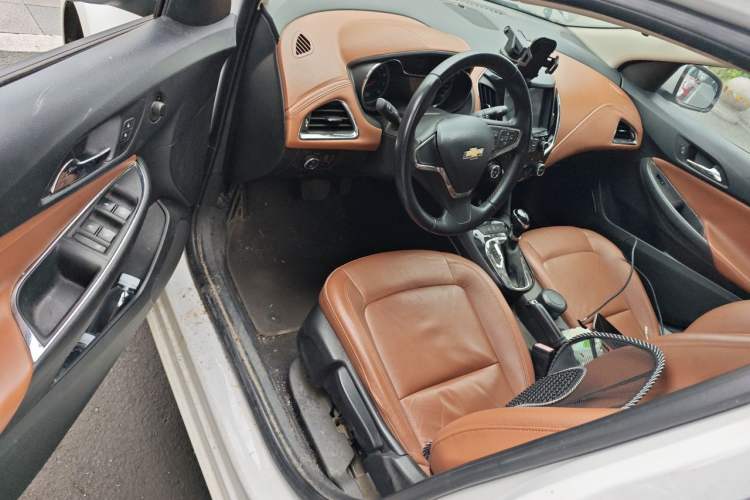 Used Chevrolet Cruze 2016 1.4T DCG Luxury Edition Interior 3