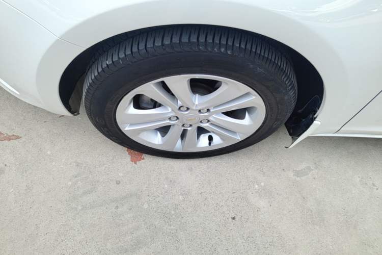 Used Chevrolet Cruze 2016 1.5L Automatic Luxury Edition Left Front Wheel Hub