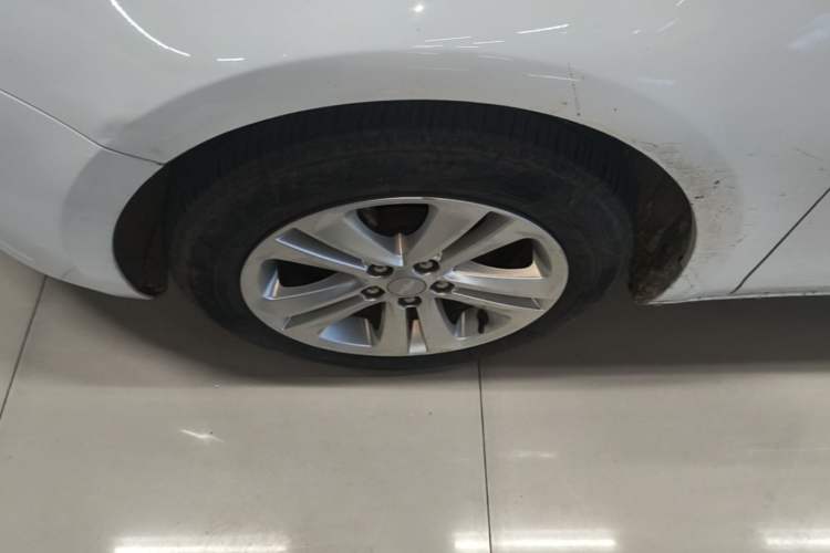 Used Chevrolet Cruze 2016 1.5L Automatic Luxury Edition Left Front Wheel Hub