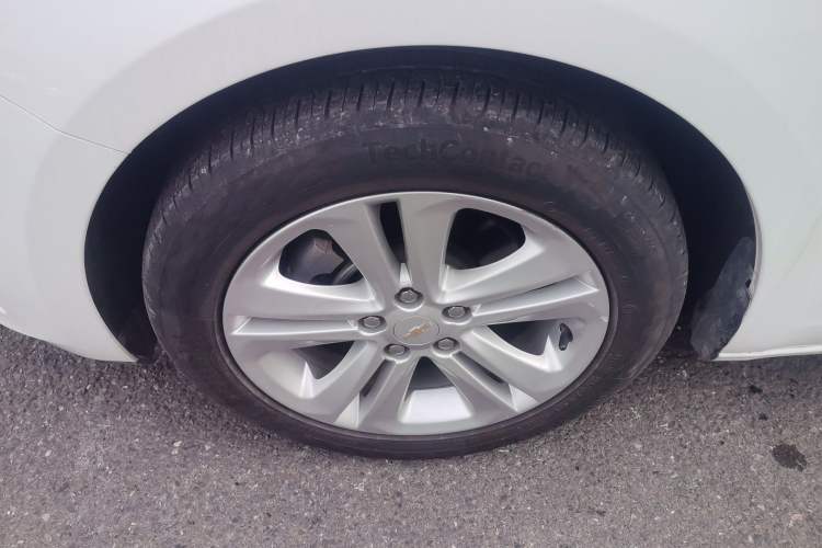 Used Chevrolet Cruze 2016 1.5L Automatic Luxury Edition Left Front Wheel Hub