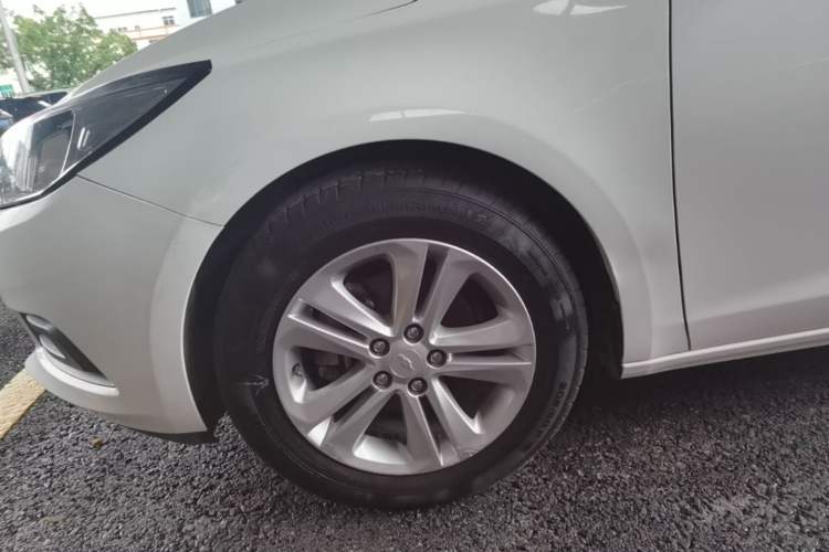 Used Chevrolet Cruze 2016 1.5L Automatic Stylish Sunroof Version Left Front Wheel Hub