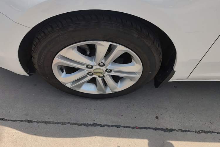 Used Chevrolet Cruze 2016 1.5L Manual Elite Edition Left Front Wheel Hub