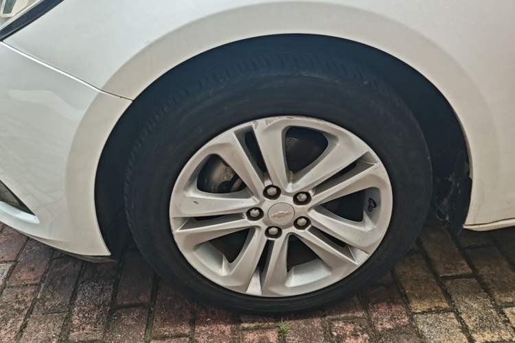 Used Chevrolet Cruze 2016 1.5L Automatic Luxury Edition Left Front Wheel Hub