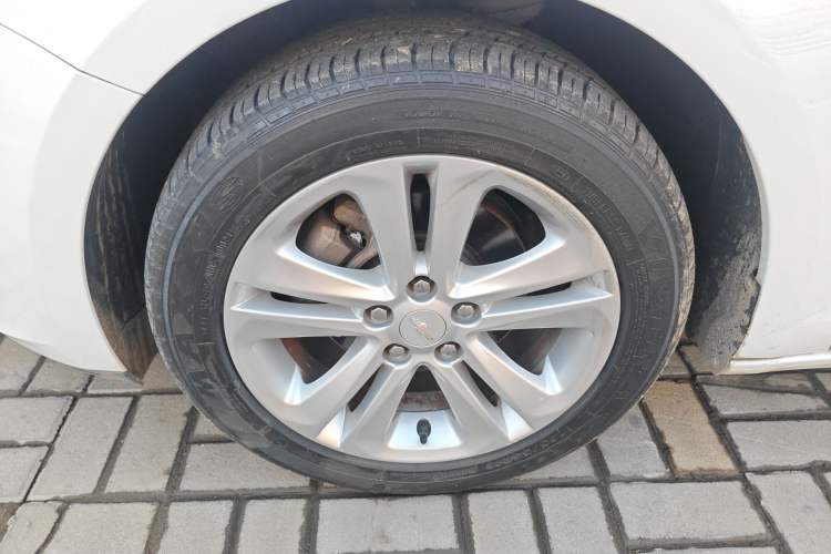 Used Chevrolet Cruze 2016 1.5L Automatic Stylish Sunroof Version Left Front Wheel Hub
