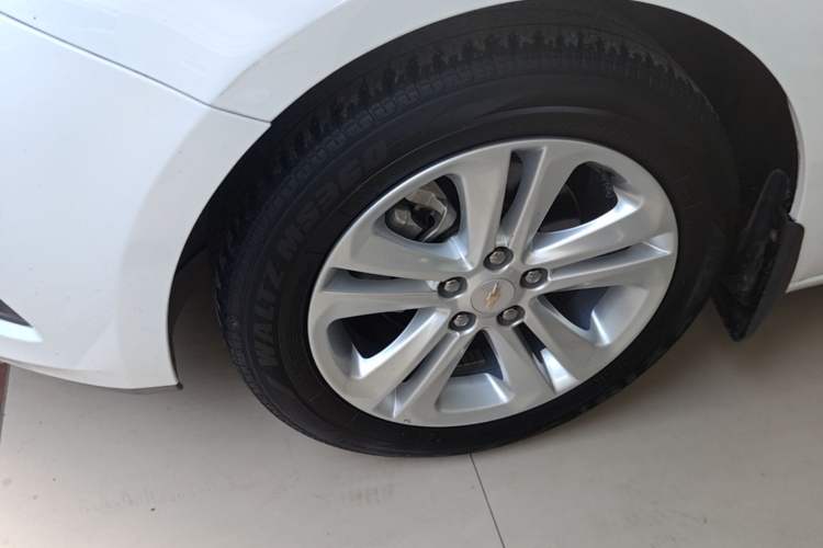 Used Chevrolet Cruze 2016 1.5L Automatic Luxury Edition Left Front Wheel Hub