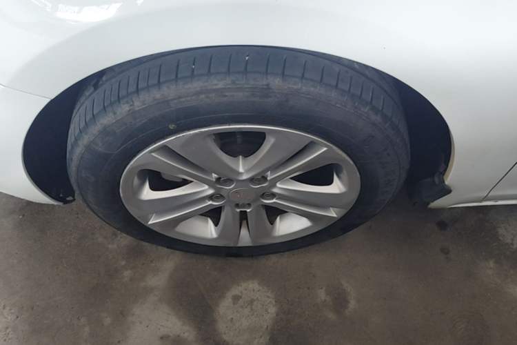 Used Chevrolet Cruze 2016 1.5L Automatic Luxury Edition Left Front Wheel Hub