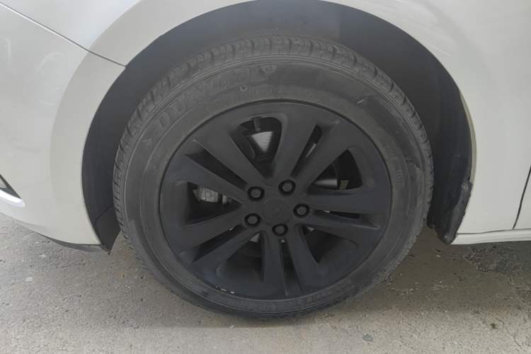 Used Chevrolet Cruze 2016 1.5L Automatic Luxury Edition Left Front Wheel Hub