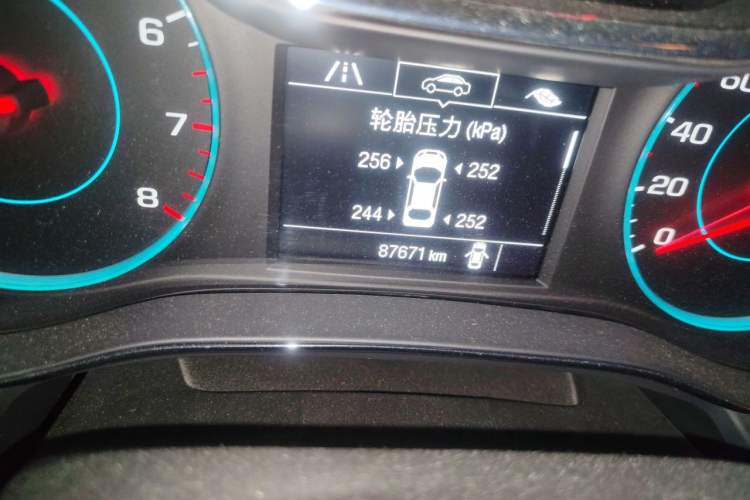 Used Chevrolet Cruze 2016 1.5L Manual Elite Edition Odometer Close Up