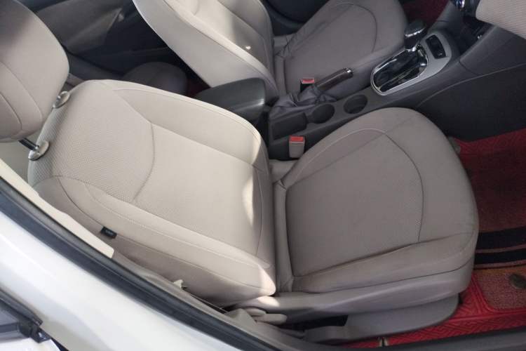 Used Chevrolet Cruze 2016 1.5L Automatic Stylish Sunroof Version Right Front Seat