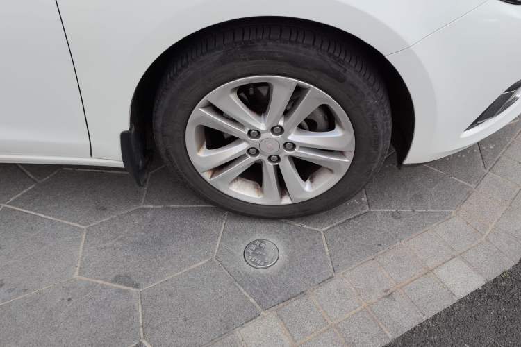 Used Chevrolet Cruze 2016 1.5L Automatic Luxury Edition Right Front Wheel Hub