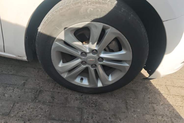 Used Chevrolet Cruze 2016 1.5L Automatic Luxury Edition Right Front Wheel Hub