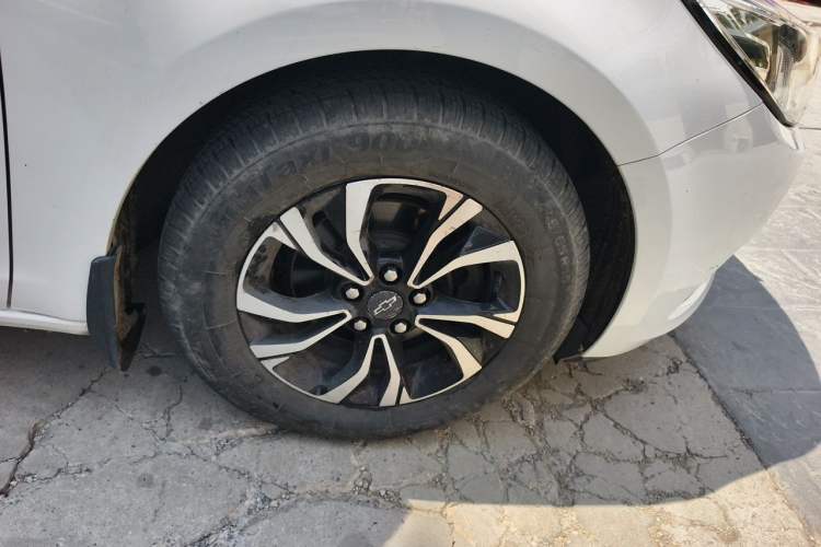 Used Chevrolet Cruze 2016 1.5L Automatic Stylish Sunroof Version Right Front Wheel Hub