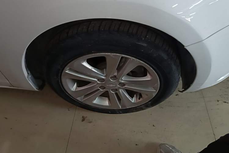 Used Chevrolet Cruze 2016 1.5L Automatic Stylish Sunroof Version Right Front Wheel Hub