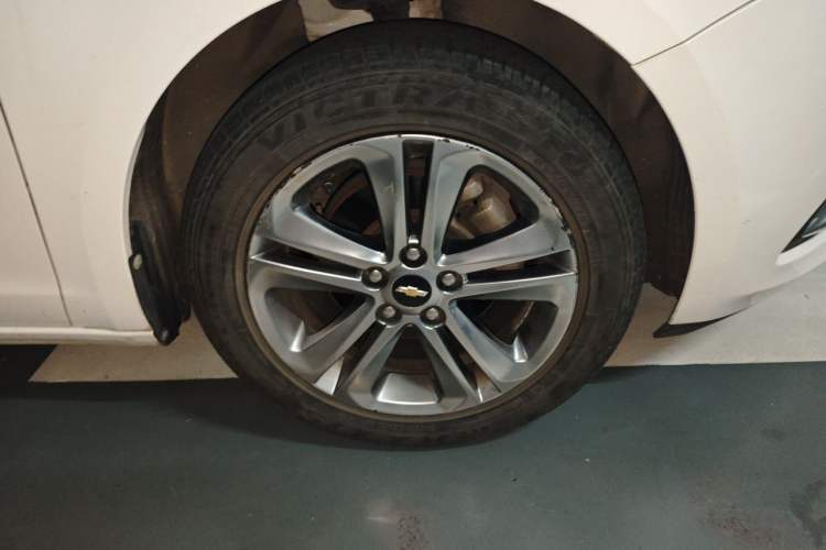 Used Chevrolet Cruze 2016 1.4T DCG Luxury Edition Right Front Wheel Hub