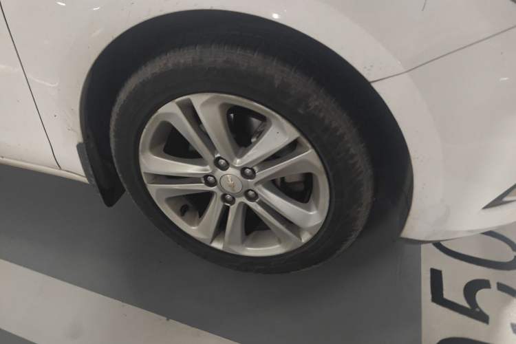 Used Chevrolet Cruze 2016 1.5L Automatic Luxury Edition Right Front Wheel Hub