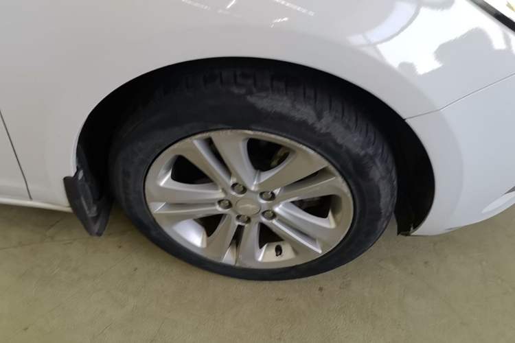 Used Chevrolet Cruze 2016 1.5L Automatic Luxury Edition Right Front Wheel Hub