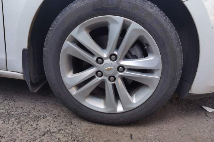Used Chevrolet Cruze 2016 1.5L Automatic Luxury Edition Right Front Wheel Hub