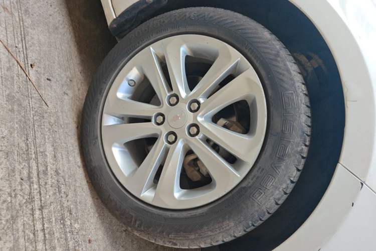 Used Chevrolet Cruze 2016 1.5L Automatic Stylish Sunroof Version Right Front Wheel Hub