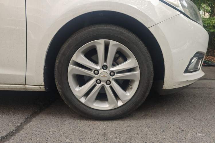 Used Chevrolet Cruze 2016 1.5L Automatic Luxury Edition Right Front Wheel Hub