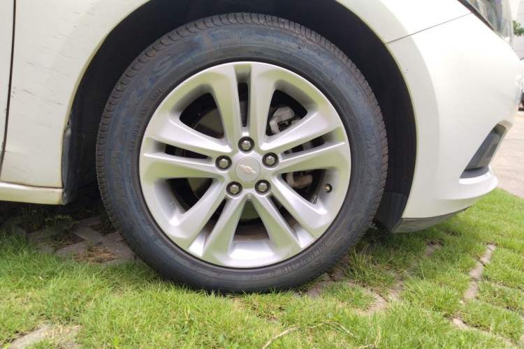 Used Chevrolet Cruze 2016 1.5L Automatic Stylish Sunroof Version Right Front Wheel Hub
