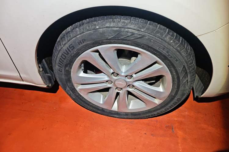 Used Chevrolet Cruze 2016 1.5L Automatic Stylish Sunroof Version Right Front Wheel Hub