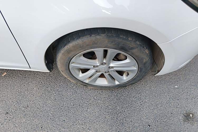 Used Chevrolet Cruze 2016 1.5L Automatic Stylish Sunroof Version Right Front Wheel Hub