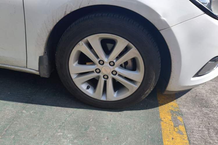 Used Chevrolet Cruze 2016 1.5L Automatic Luxury Edition Right Front Wheel Hub