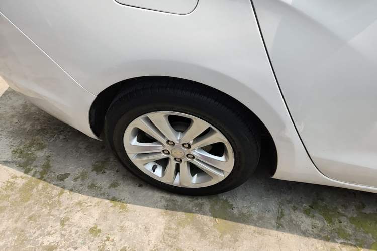 Used Chevrolet Cruze 2016 1.5L Automatic Stylish Sunroof Version Right Rear Wheel Hub