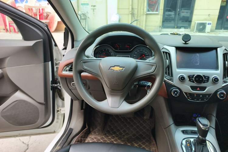 Used Chevrolet Cruze 2016 1.5L Automatic Stylish Sunroof Version Steering Wheel