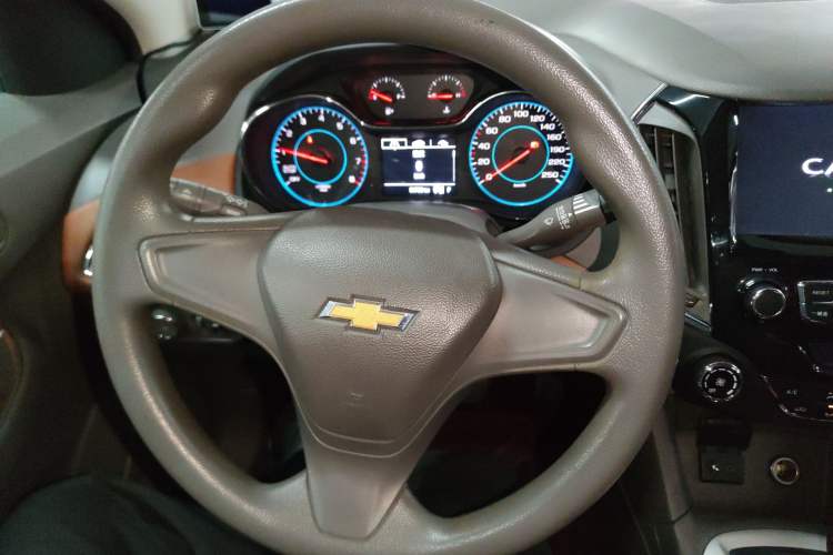 Used Chevrolet Cruze 2016 1.5L Automatic Stylish Sunroof Version Steering Wheel