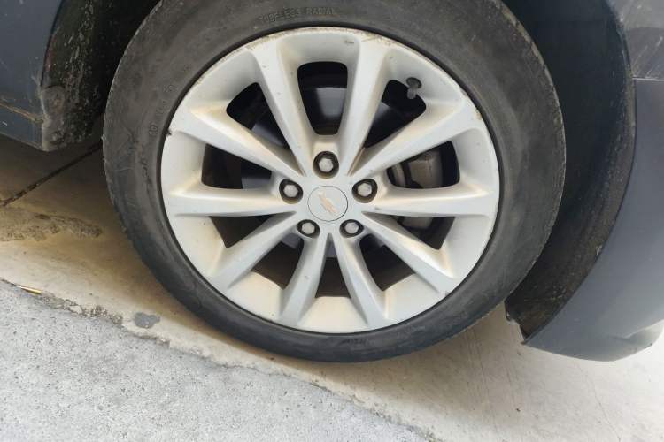 Used Chevrolet Cruze 2017 1.5L Automatic Pioneer Sunroof Edition Right Front Wheel Hub