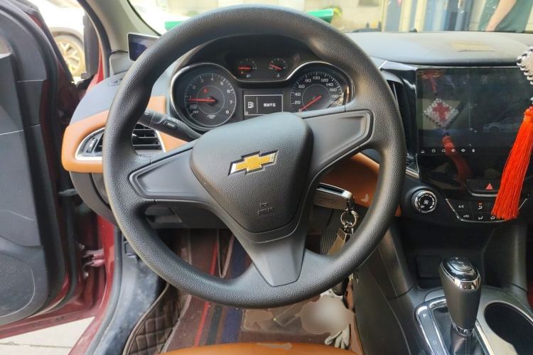 Used Chevrolet Cruze 2017 1.5L Automatic Pioneer Sunroof Edition Steering Wheel