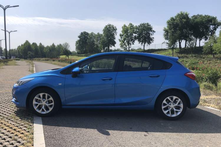 Used Chevrolet Cruze 2017 1.5L Hatchback Automatic Pioneer Sunroof Edition Exterior 6