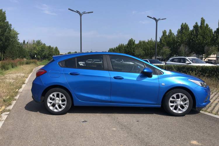Used Chevrolet Cruze 2017 1.5L Hatchback Automatic Pioneer Sunroof Edition Exterior 7