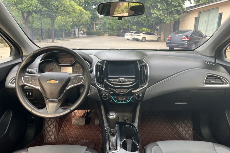Used Chevrolet Cruze 2017 1.4T Hatchback Dual-Clutch Lingfeng Edition Interior 5