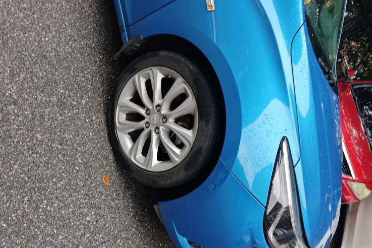 Used Chevrolet Cruze 2017 1.4T Hatchback Dual-Clutch Lingfeng Edition Right Front Wheel Hub
