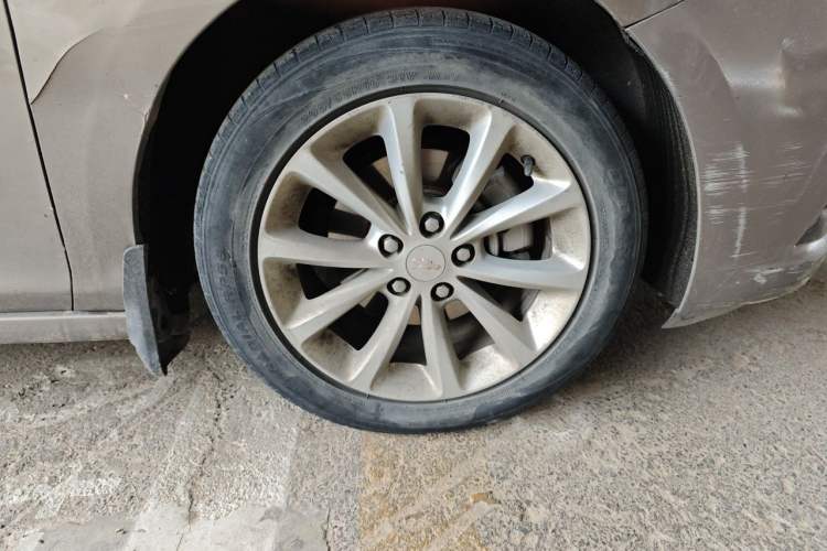 Used Chevrolet Cruze 2017 1.5L Automatic Pioneer Sunroof Edition Right Front Wheel Hub
