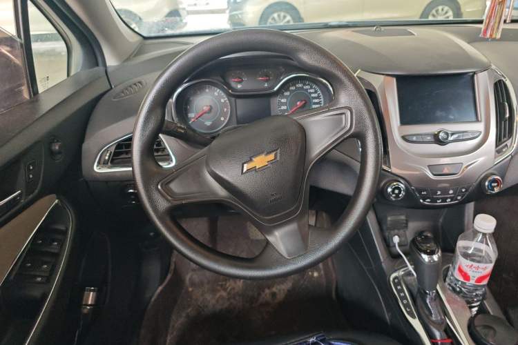 Used Chevrolet Cruze 2017 1.5L Automatic Pioneer Sunroof Edition Steering Wheel