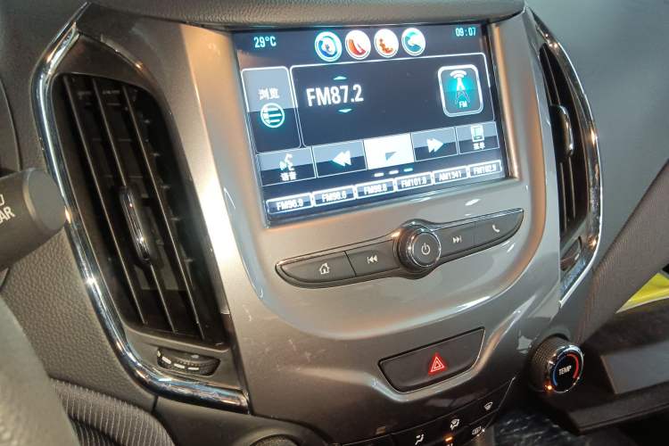 Used Chevrolet Cruze 2017 1.5L Hatchback Automatic Xuanfeng Edition Audio And AC Panel