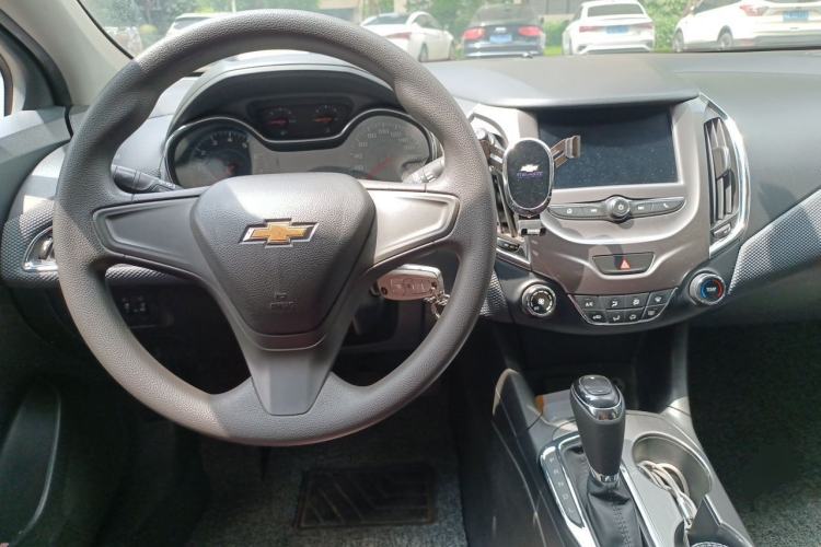 Used Chevrolet Cruze 2017 1.5L Automatic Pioneer Sunroof Edition Center Console