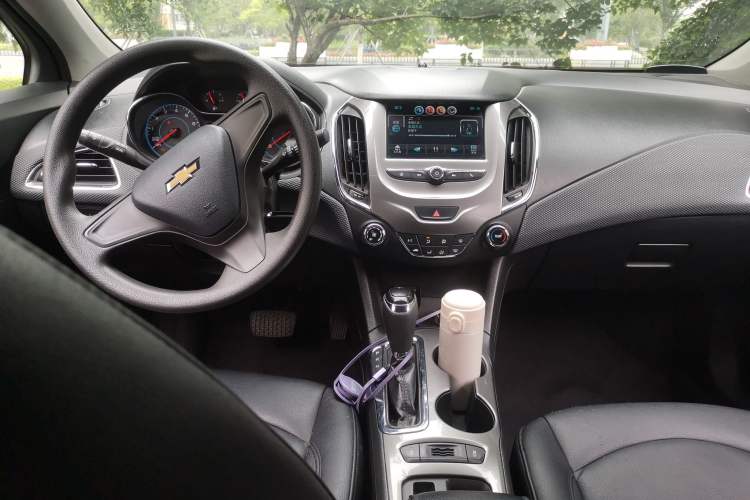 Used Chevrolet Cruze 2017 1.5L Automatic Pioneer Sunroof Edition Center Console