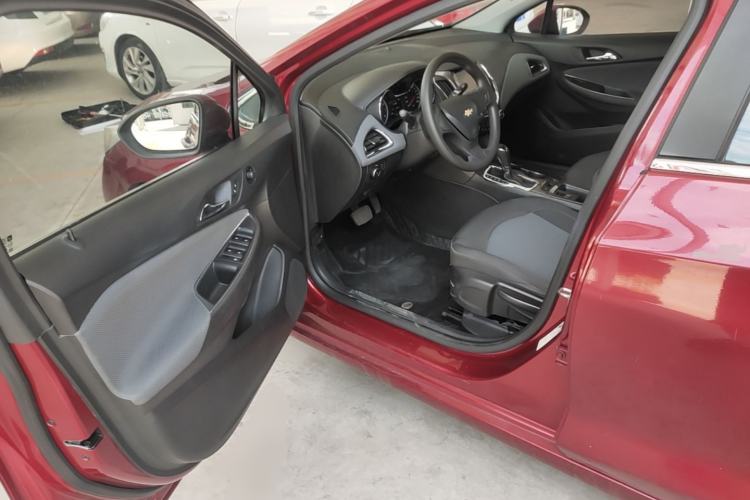 Used Chevrolet Cruze 2017 1.5L Automatic Pioneer Sunroof Edition Driver Seat